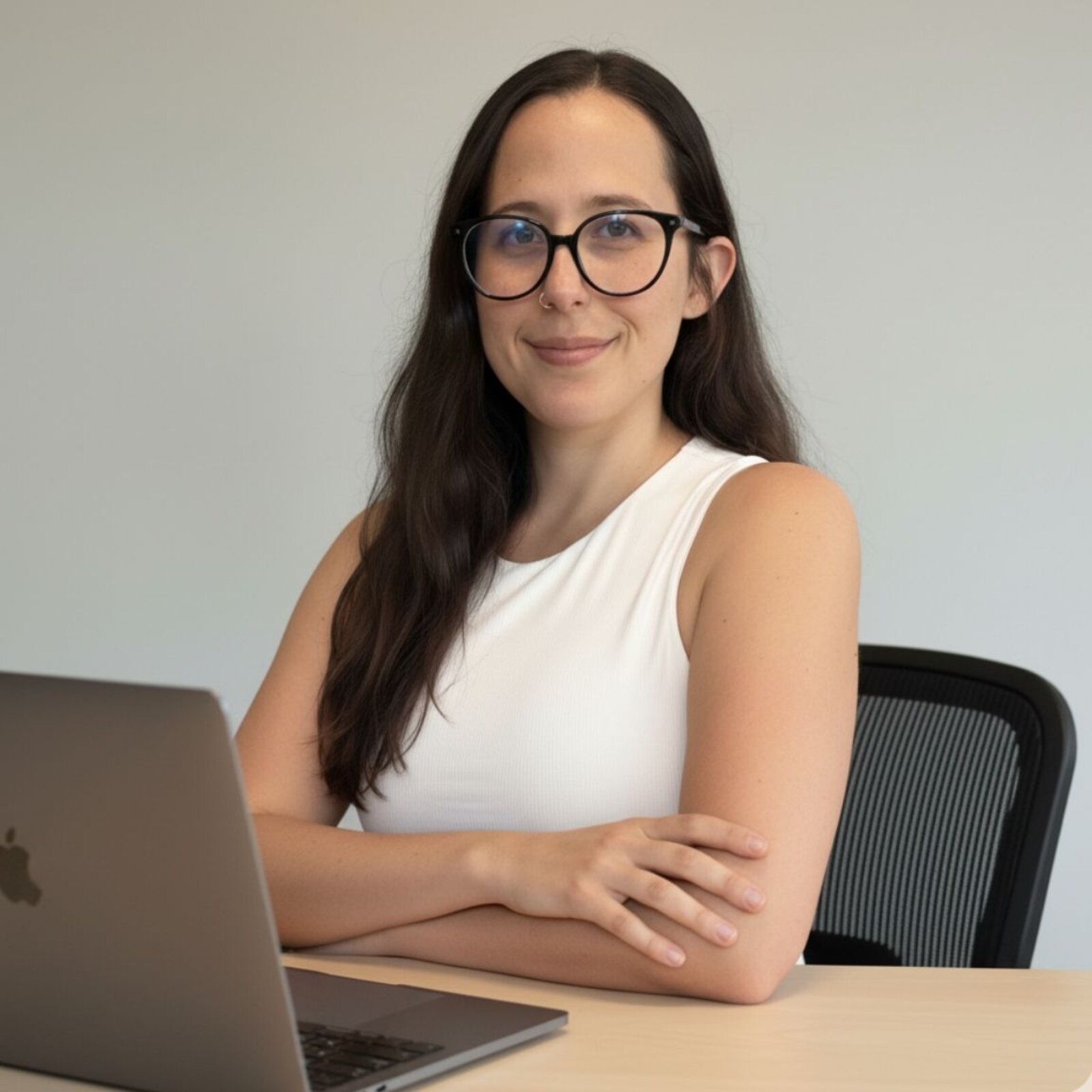 Ale Mercadeo, estratega de marca, sentada con su MacBook